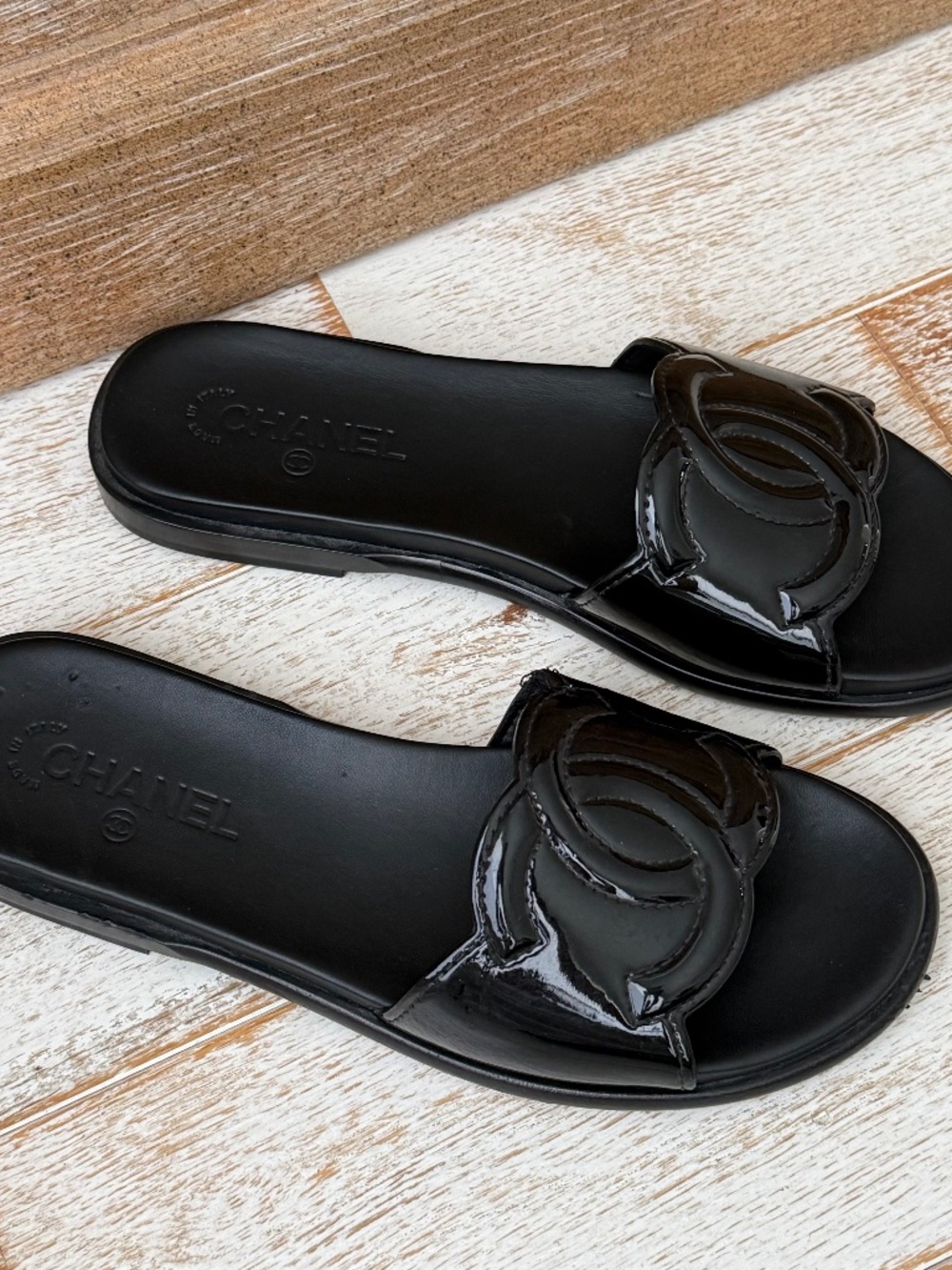 Chanel black patent leather Interlocking CC logo slides 40